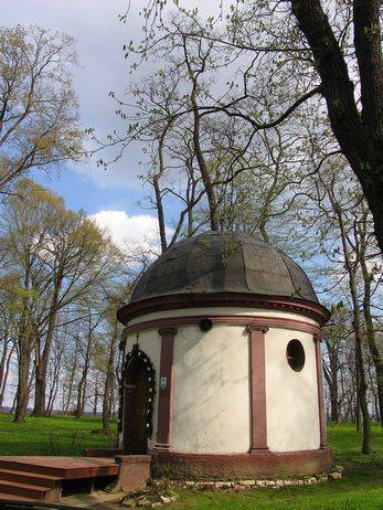 Kaplica Mauzoleum Rodziny Hallerów w Dworach