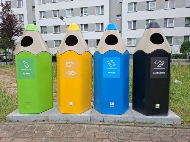 Oświęcim. Pojemniki – kolorowe kredki mają uczyć dzieci recyklingu i zachęcać do ekologicznego stylu życia.