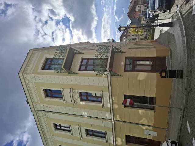 Oświęcim. Prawdziwa ozdoba oświęcimskiej starówki. Po rewitalizacji kamienice przy ul. Mickiewicza 2 do 4 prezentują się bardzo 