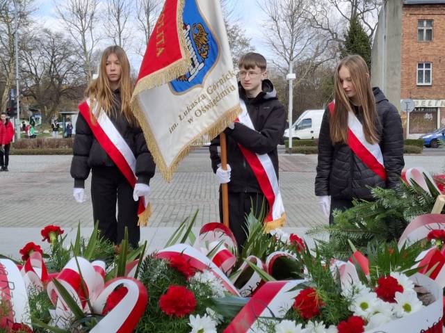 Oświęcim. W 15. rocznicę katastrofy pod Smoleńskiej złożono kwiaty i zapalono znicze