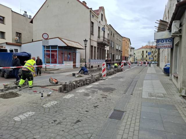 Oświęcim. Prace brukarskie na ulicy Piastowskiej
