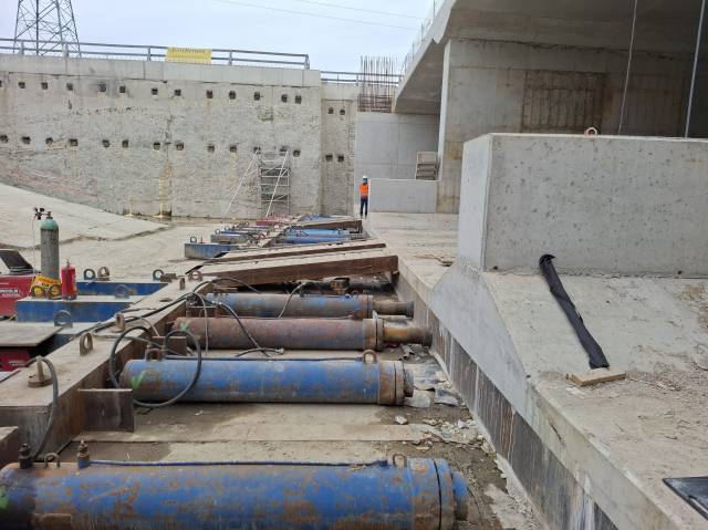 Oświęcim. Ogromny segment wciskany pod tory kolejowe przy ul. Ostatni Etap