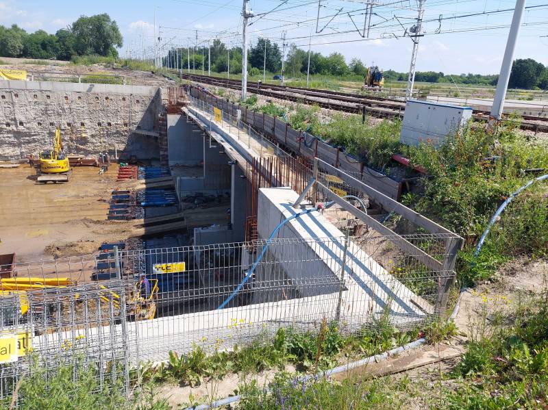 Oświęcim. Pierwsza taka operacja w Polsce. Zakończył się przecisk pod torami przy ul. Ostatni Etap w ramach budowy obwodnicy poł