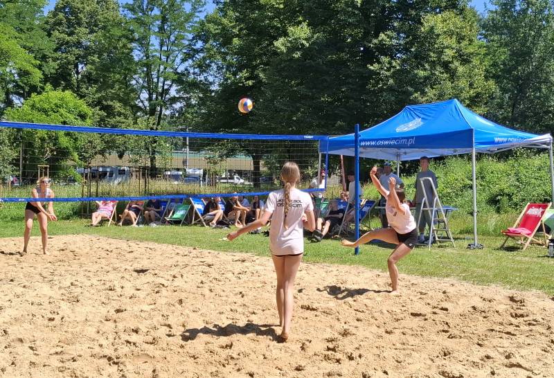 Oświęcim. Sportowe emocje nad Sołą. Turniej siatkówki plażowej dziewcząt na bulwarach