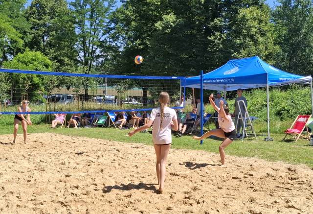 Oświęcim. Sportowe emocje nad Sołą. Turniej siatkówki plażowej dziewcząt na bulwarach