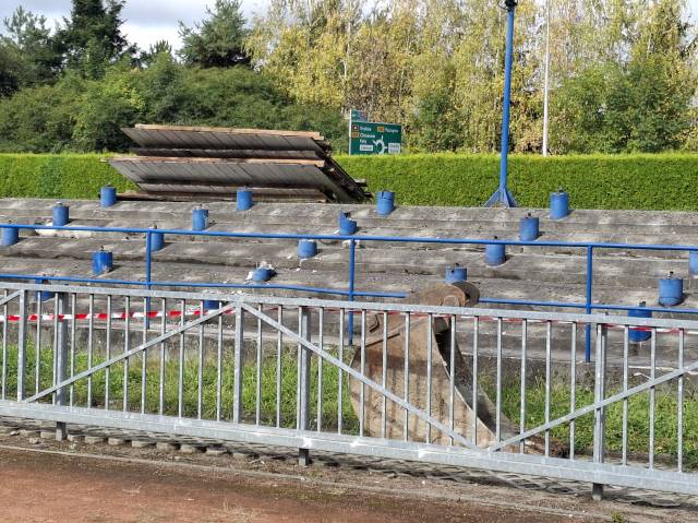 Oświęcim.  Koniec pewnej epoki na stadionie. Stara trybuna ustępuje miejsca nowej