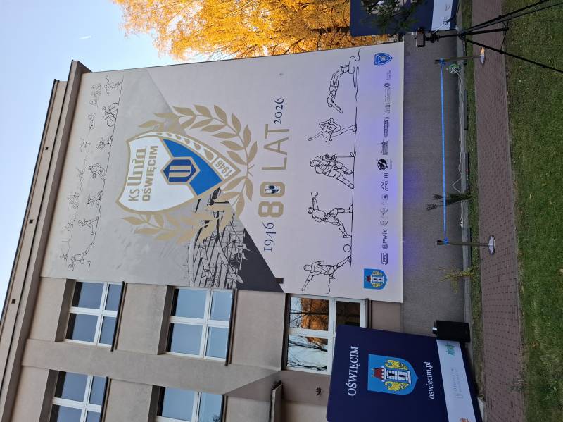 Oświęcim. Sportowe pokolenia klubu Unia Oświęcim na jubileuszowym muralu