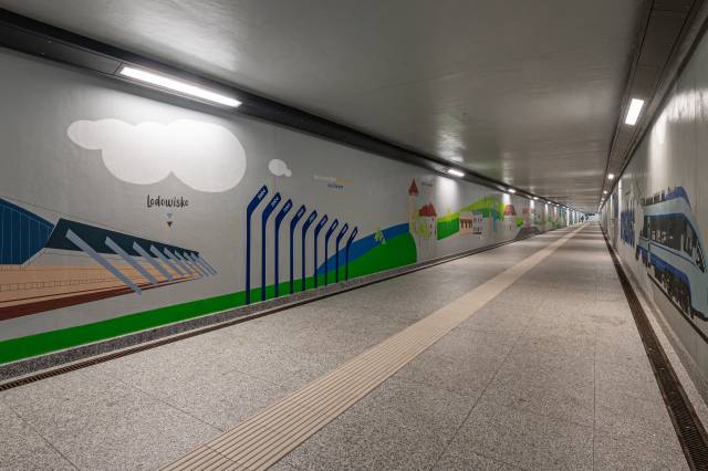Mural w podziemnym przejściu dworca kolejowego w Oświęcimiu